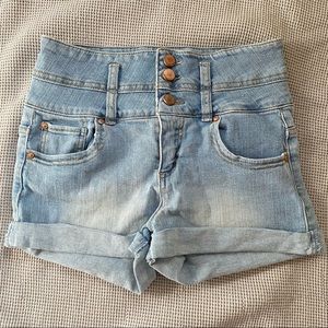 Light-wash Tinseltown denim shorts. Size 4.